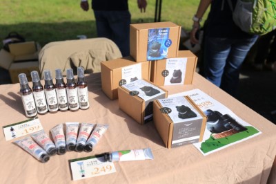 全民動員除「綠癌」，花蓮百人齊力清除小花蔓澤蘭131公斤。